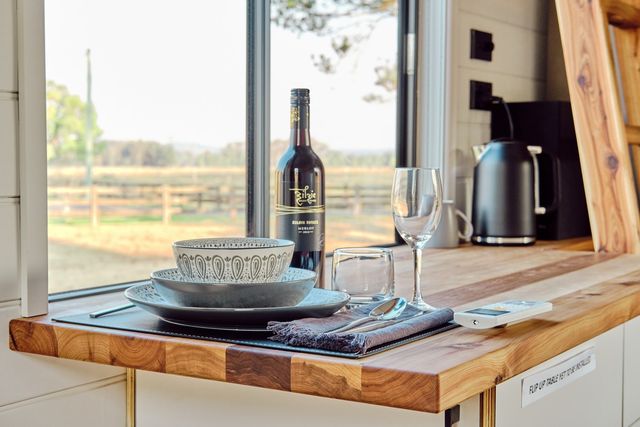 Австралійці створили дім мрії на колесах: яскраві фото - фото 401626