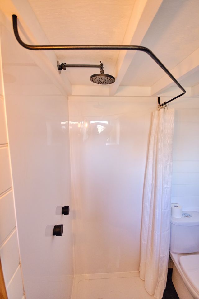 Австралійці створили дім мрії на колесах: яскраві фото - фото 401631