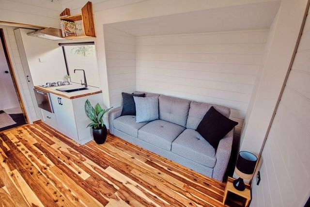 Австралійці створили дім мрії на колесах: яскраві фото - фото 401634