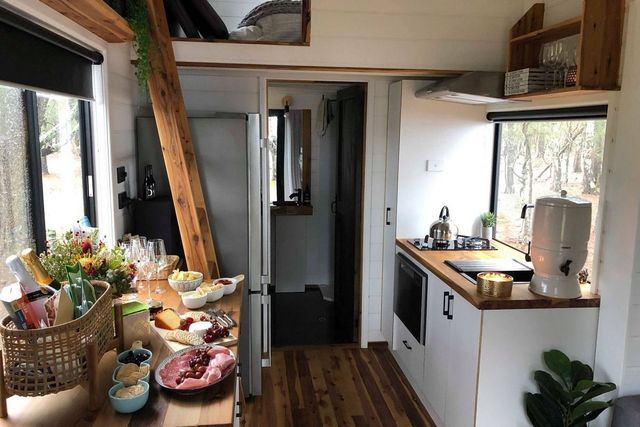 Австралійці створили дім мрії на колесах: яскраві фото - фото 401635