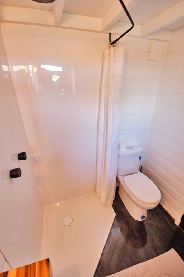 Австралійці створили дім мрії на колесах: яскраві фото - фото 401643