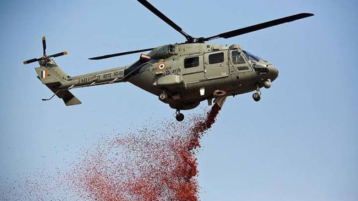 В Індії лікарів, які борються з COVID-19, обсипали пелюстками троянд з вертольотів: відео - фото 1