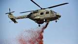 В Індії лікарів, які борються з COVID-19, обсипали пелюстками троянд з вертольотів: відео