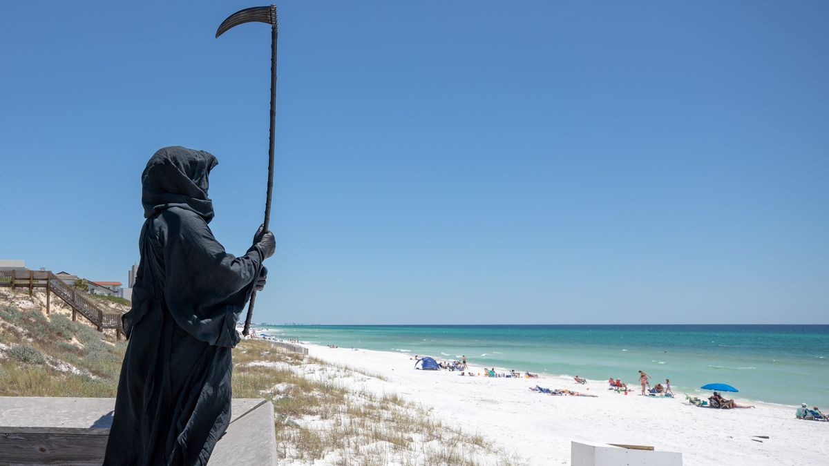 По пляжах Флориди гуляє смерть з косою: відео - фото 1