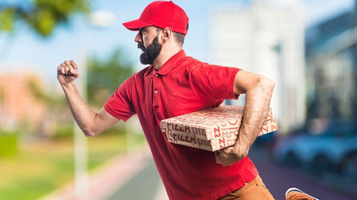 Екстремальна доставка: кур'єри Києва розвеселили мережу креативним пересуванням - фото 1