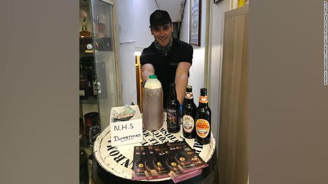 На британській пивоварні безкоштовно роздали пиво всім охочим - фото 401743