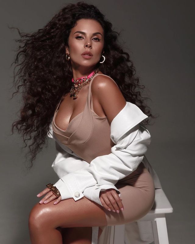 Найгарячіші образи Насті Каменських за всю кар'єру: добірка фото іменинниці (18+) - фото 401863