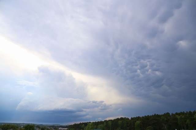 Над Черніговом з'явилися рідкісні хмари Mammatus: фотофакт - фото 401997