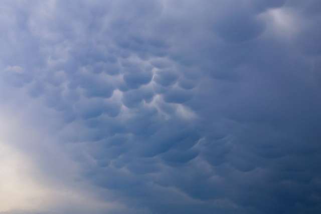 Над Черніговом з'явилися рідкісні хмари Mammatus: фотофакт - фото 401998