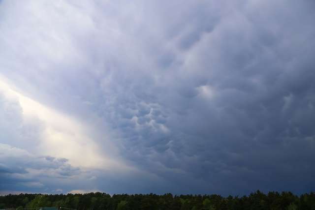 Над Черніговом з'явилися рідкісні хмари Mammatus: фотофакт - фото 401999
