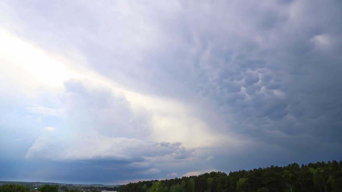 Над Черніговом з'явилися рідкісні хмари Mammatus: фотофакт - фото 1