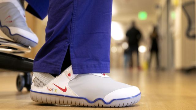Nike подарує понад 30 тисяч пар взуття медикам в США і Європі - фото 402002