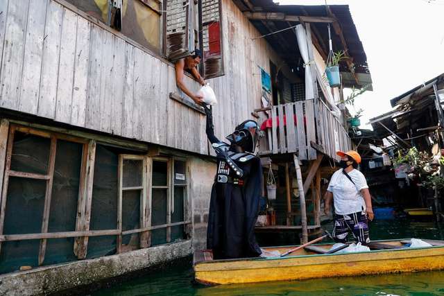 Дарт Вейдер стежить за дотриманням карантину у філіппінському селі - фото 402274