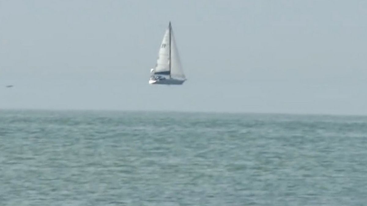 Жінка випадково зняла корабель, який летів над океаном: відео вражаючої ілюзії - фото 1