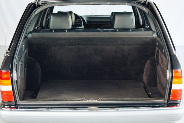 Унікальний універсал Mercedes-Benz S-Class виставили на продаж - фото 402315