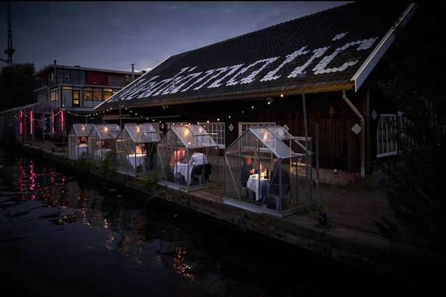 Ресторан в Амстердамі запропонував відвідувачам повечеряти у теплицях: фотофакт - фото 402337