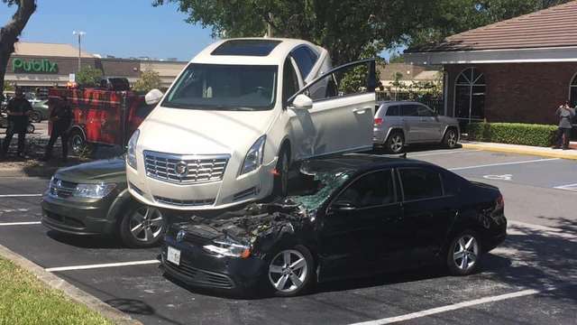 Пенсіонер зі США 'припаркував' свій Cadillac на двох автомобілях: курйозне відео - фото 402441