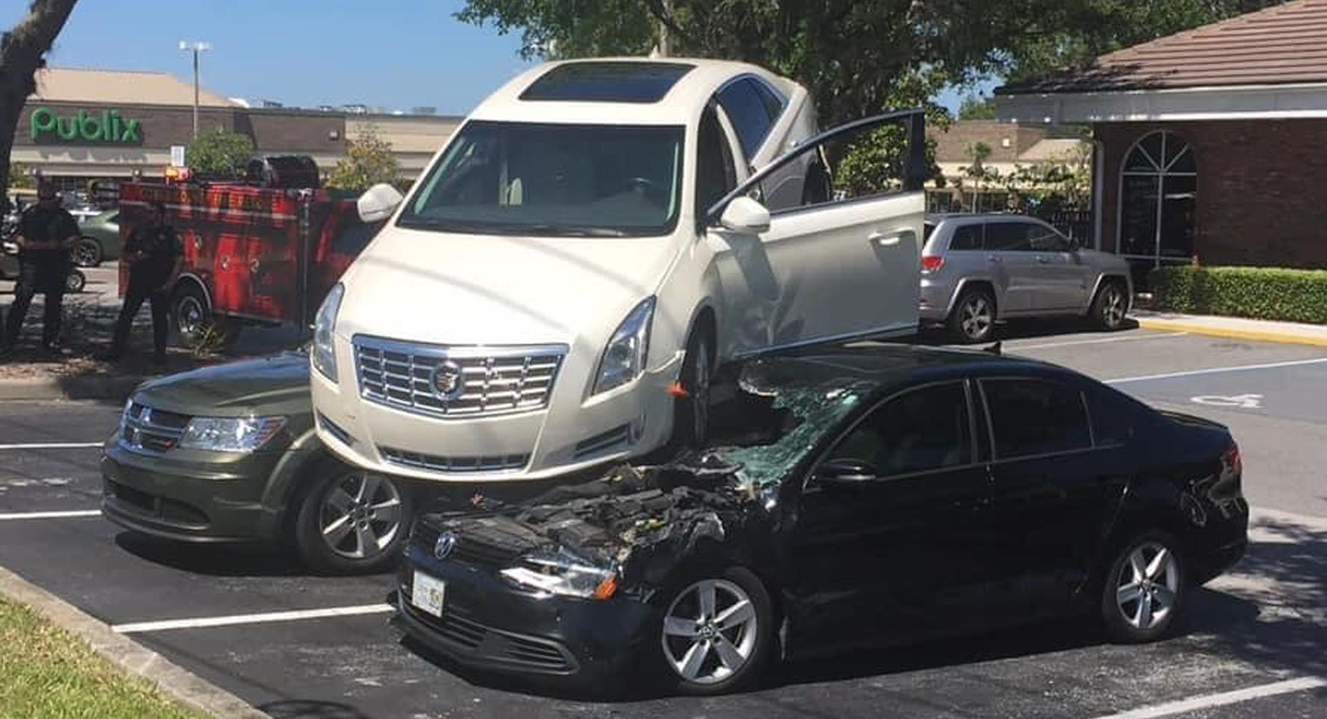 Пенсіонер зі США "припаркував" свій Cadillac на двох автомобілях: курйозне відео