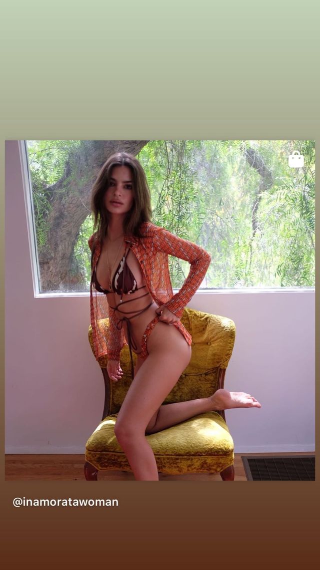 Розкішна Емілі Ратажковскі розбурхала спокусливими фото (18+) - фото 402458