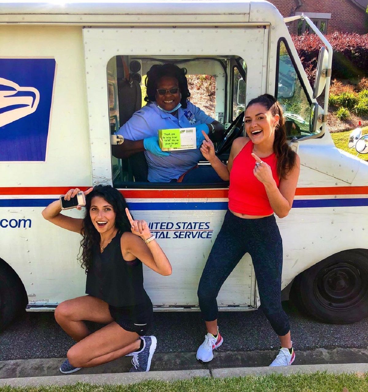 Поштарка перервала танці блогерів і стала зіркою TikTok (відео)