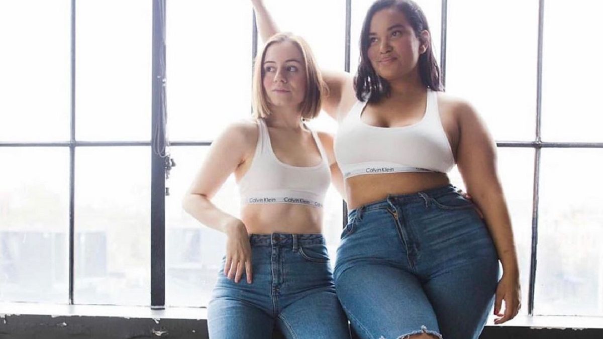 Дівчата показують, як однаковий одяг виглядає на різних фігурах