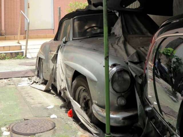 У покинутому гаражі виявили рідкісний родстер Mercedes - фото 402601