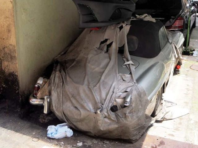 У покинутому гаражі виявили рідкісний родстер Mercedes - фото 402602