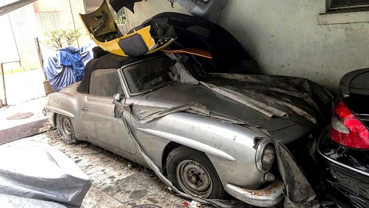 У покинутому гаражі виявили рідкісний родстер Mercedes