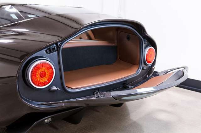 З молотка пустять ексклюзивну Alfa Romeo Zagato TZ3 Stradale: її ціна захмарна - фото 402615