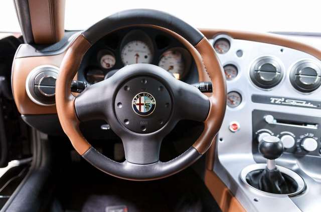 З молотка пустять ексклюзивну Alfa Romeo Zagato TZ3 Stradale: її ціна захмарна - фото 402623