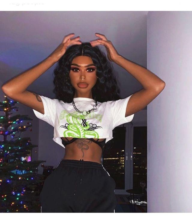 Дівчина, яка змінила колір шкіри, шокувала худорбою - фото 402671