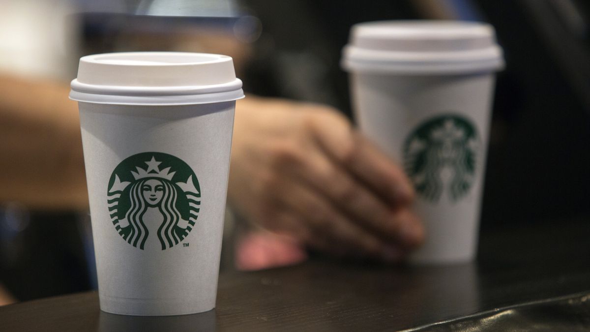 Мережа Starbucks відмовляється від готівкового способу оплати - фото 1