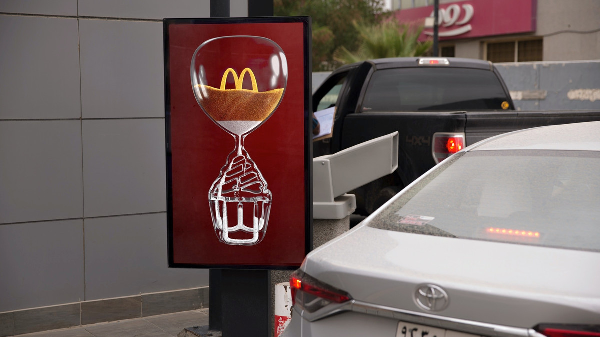 Постер McDonald's у Саудівській Аравії: як мережа обходить рекламу їжі під час Рамадану - фото 1