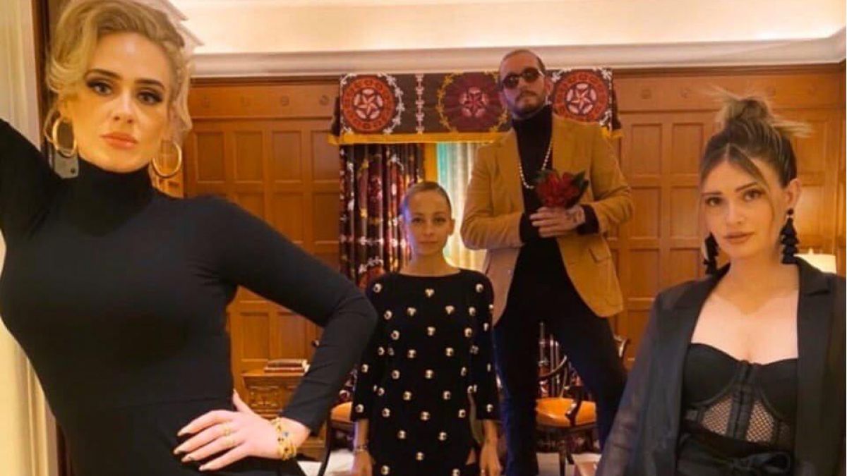 Сукню, як у схудлої Адель, розкупили за добу