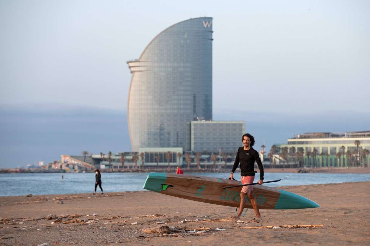 Пляжі Барселони відкрили для занять спортом - фото 1