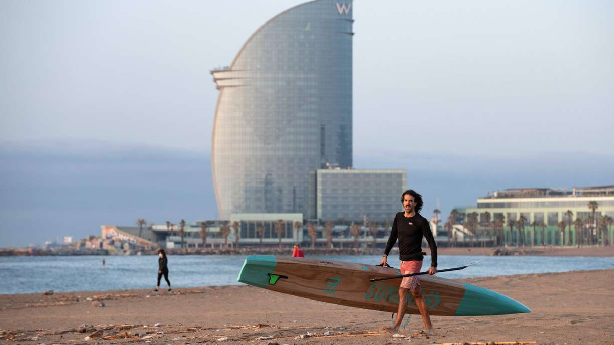 Пляжі Барселони відкрили для занять спортом - фото 1