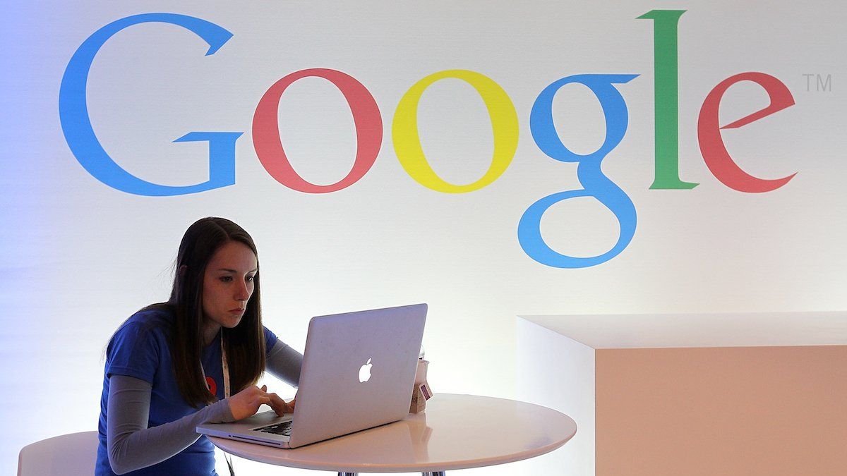 Google і Facebook залишать співробітників дистанційно до кінця року