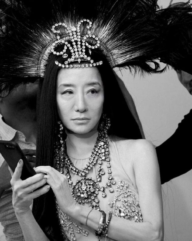 На підборах і в міні: 70-річна Вера Вонг шокувала зовнішнім виглядом - фото 402975