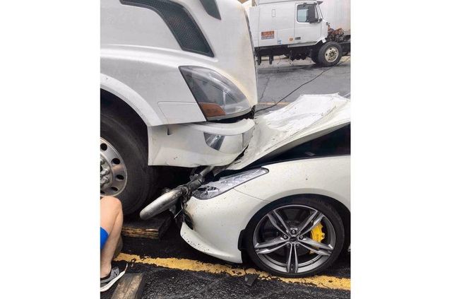 Далекобійник переїхав Ferrari свого боса: фото, на які боляче дивитися - фото 403049