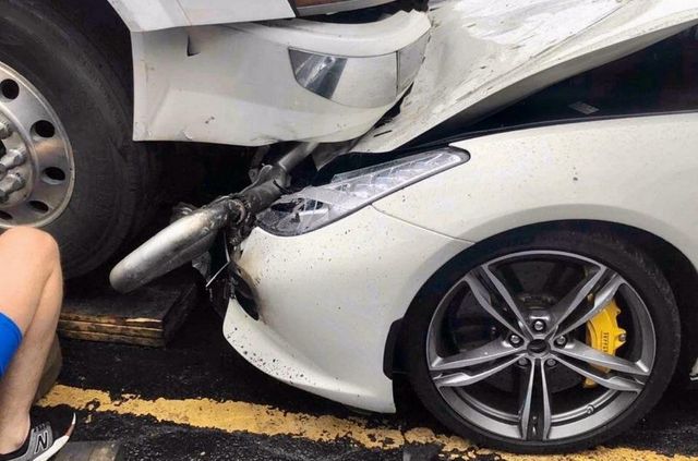 Далекобійник переїхав Ferrari свого боса: фото, на які боляче дивитися - фото 403050
