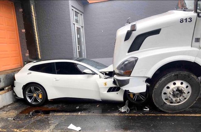 Далекобійник переїхав Ferrari свого боса: фото, на які боляче дивитися - фото 403051