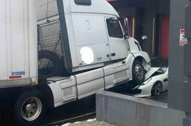 Далекобійник переїхав Ferrari свого боса: фото, на які боляче дивитися - фото 403052