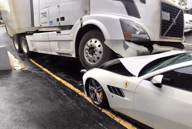 Далекобійник переїхав Ferrari свого боса: фото, на які боляче дивитися - фото 403053