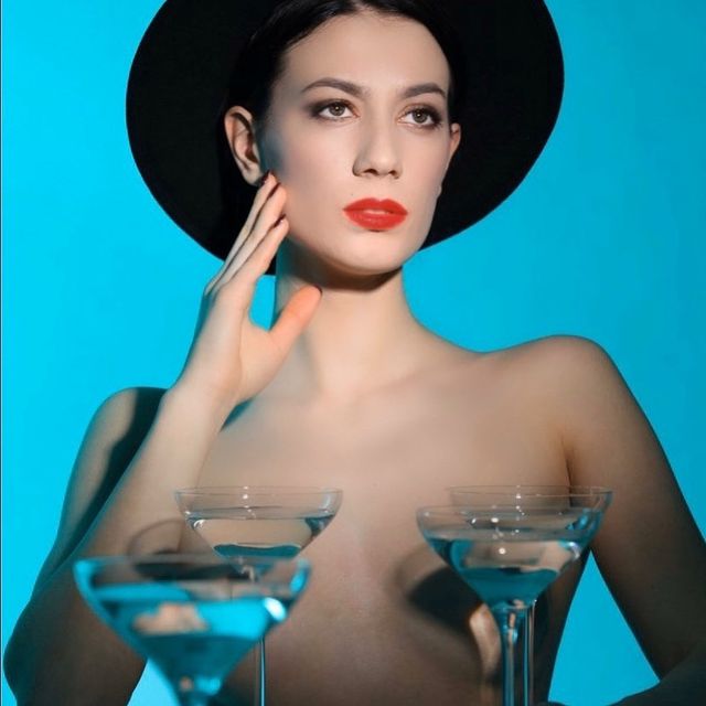 У новому пікантному челенджі дівчата оголюють груди: гарячі фото (18+) - фото 403142