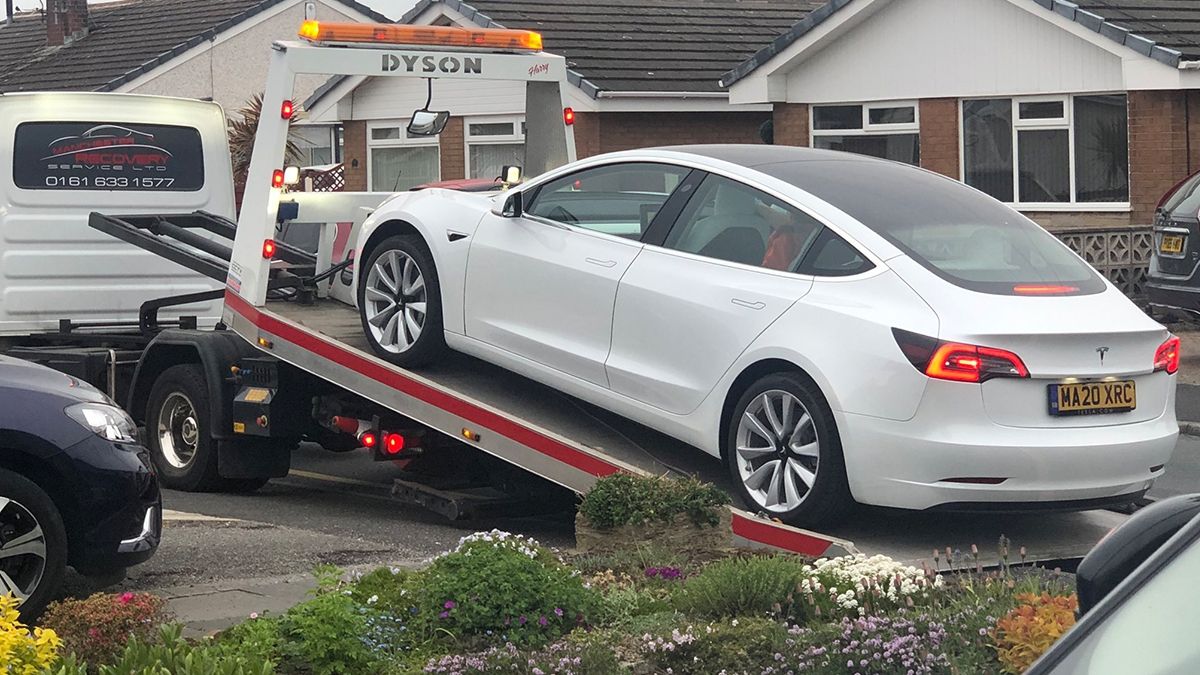 У Tesla Model 3 відвалився кермо - фото 1