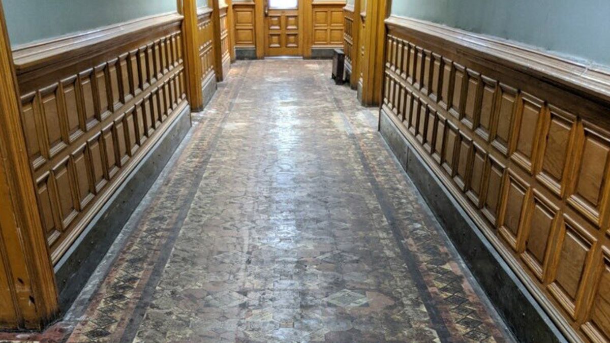 Будівельники зняли в будинку старий лінолеум і не повірили своїм очам: фото