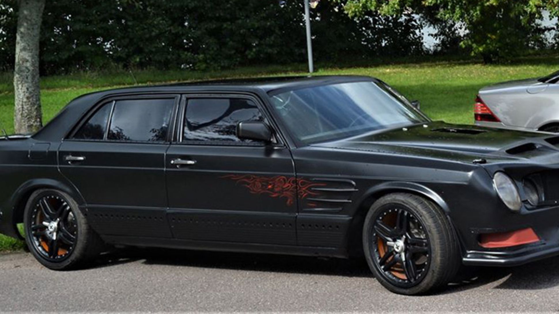 У мережі продають Mercedes з нереальним тюнингом