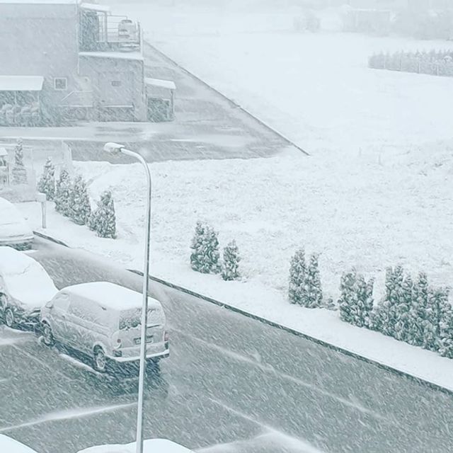 Європу засипало снігом: епічні фото - фото 403546