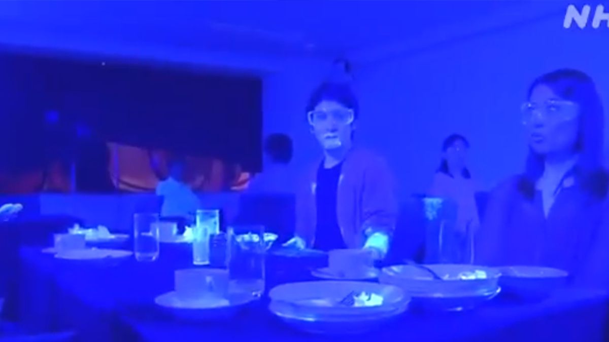 Як одна людина заражає коронавірусом десятьох на відстані: наочне відео