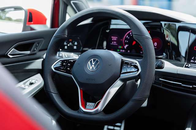 З'явилися деталі про новий Volkswagen Golf GTI: що чекає на покупця? - фото 403807